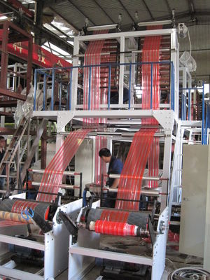 Κίνα LDPE/HDPE διπλή επικεφαλής φυσώντας μηχανή ταινιών που χρησιμοποιείται για τις διπλές πλαστικές τσάντες χρώματος προμηθευτής